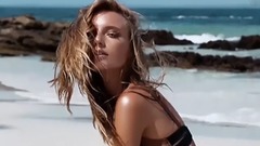 音乐短片 - 嫩模玛雅变身泳装女神 笑靥如花卖萌征服粉丝