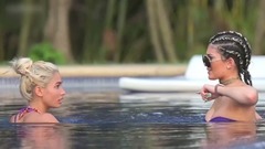 音乐短片 - 天使面庞魔鬼身材 18岁金小妹多套泳装齐上阵