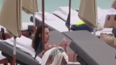 音乐短片 - 西班牙嫩模比基尼秀 旁若无人轻抚性感翘臀