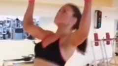 音乐短片 - 性感美女健身房秀结实腹肌 男生直呼:受不了