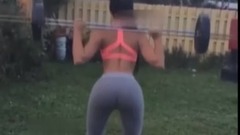 音乐短片 - 性感翘臀女王遭挑衅 惹火身材全露出