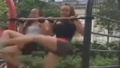 音乐短片 - 性感女孩街头健身吸睛 花式单杠秀路人已疯