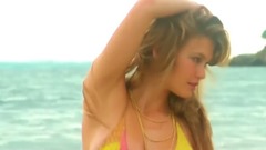 音乐短片 - 性感足球宝贝春光乍泄 娇娘镂空比基尼秀玉肌