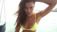 音乐短片 - 伊莲娜下海拍写真 遭水中生物袭击娇呼不断