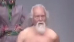 音乐短片 - 【Yahoo娱乐爆】79岁超帅男模「大爷」秀腹肌走秀 秒杀T台小鲜肉