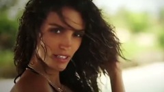 音乐短片 - 当钢铁遇上美女 铠甲式比基尼惊艳眼球