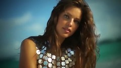 音乐短片 - 海边嬉戏再现魅惑 美女尝试亮片比基尼