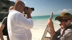 音乐短片 - 克丽丝·泰根尝试铆钉比基尼 岩石海水景致相得益彰