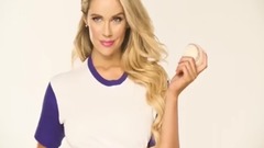 音乐短片 - 性感女郎拍摄棒球写真 浑圆双峰太具杀伤力