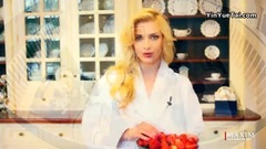 音乐短片 - 俄罗斯性感红唇女郎 居家香肩美胸写真