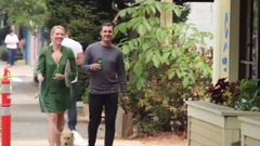 音乐短片 - On foot dragging a long toilet paper to walk, the way people will have what reaction