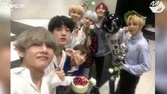 防弹少年团 - No.1 BTS CONGRATULATIONS! 防弹少年团  1位后台庆祝