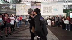 日本娱乐 - 霓虹YouTuber在涉谷街头和100名同性接吻