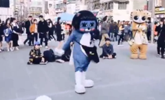 舞蹈视频 - 超可爱的人偶装街头跳舞