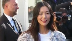 娱乐百分百 - 维多利亚的秘密天使刘雯参加巴黎时装周,国内明星白百何等及韩星GD惊艳亮相