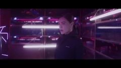 Казался странным