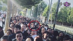 李易峰 - 耿直boy!李易峰早晨排队办证