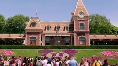 Captain Jack - Johnny Depp Surprises Fans As Captain Jack Sparrow At Disneyland!
