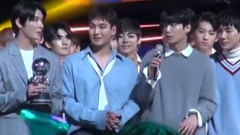 韩国综艺,NU’EST W - 新东方W团在综艺后台庆祝一位