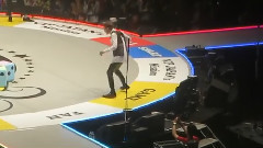 G-Dragon(BigBang),BigBang - GD用屁股写字