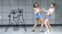 搞笑音乐,舞蹈视频 - 两姐妹模仿Betakkuma熊头人舞蹈