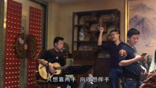  - 同学聚会很开心，一起合唱《不再犹豫》女同学又唱又跳