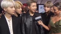 防弹少年团 - BTS Hits the Red Carpet at the AMAs