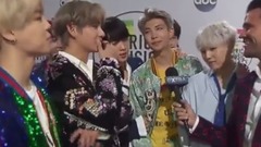 防弹少年团 - ExtraTV BTS Dishes on Their Epic AMAs Performance