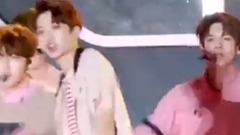 邕圣祐(WANNA ONE),WANNA·ONE - Never现场 邕圣祐耳机掉落事件