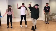防弹少年团 - 推特更新:防弹的舞蹈老师孙承德教BBCR1的工作人员跳Mic Drop的舞蹈