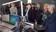 防弹少年团 - 102.7KIISFM AMAs后台采访防弹少年团 中文字幕 17/11/28