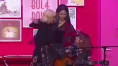 Heize,脸红的思春期 - 因为下雨了&Say You Love Me&Don’t Know You&Some - 2017MAMA in Hong Kong现场版 17/12/01