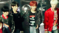 防弹少年团,田柾国(防弹少年团),V(防弹少年团) - BTS防弹成员们左右为难要不要坐在IU旁边一直在犹豫的果果