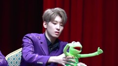 Seventeen,圆佑(Seventeen) - 一直在玩青蛙的小圆超可爱