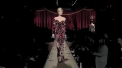 Fashion Show,音乐短片 - Gigi Hadid and Bella Hadid STUMBLE and FALL runway compilation