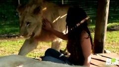 音乐短片,萌宠 - Lions Treat Woman Like the Leader of the Pride
