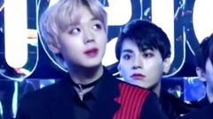 WANNA·ONE - 朴志训台下看DNA为自己偶像应援,看到金泰亨的时候反应太可爱了