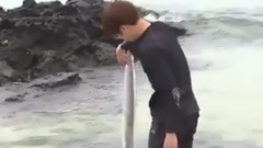 防弹少年团,田柾国(防弹少年团) - BTS花样旅行 拎着带鱼的果果盒盒盒