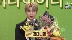 姜丹尼尔(WANNA ONE) - variety部门新人奖 - 2017SBS演艺大赏现场版 17/12/30