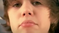 Justin Bieber - Justin Bieber才出道就敢在荧幕前强吻傻脸!比伯走红历程