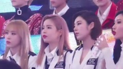 涩琪(Red Velvet),WENDY(Red Velvet),MAMAMOO,Red Velvet,IRENE(Red Velvet) - Mamamoo 对 Red Velvet Peek A Boo Reaction