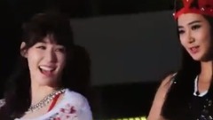 少女时代,Tiffany(少女时代),俞利(少女时代) - Yuri&帕尼在MC台上模仿Sistar舞蹈