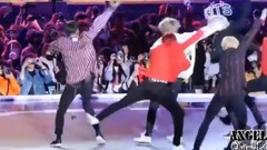 防弹少年团,田柾国(防弹少年团),V(防弹少年团),JIMIN(防弹少年团),J-HOPE(防弹少年团) - 【防弹少年团】其实我们是"搞笑少年团"之舞台上的可爱小失误篇(忍住别笑系列)