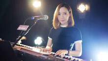  - 女生弹唱热门歌曲《白羊》声线柔美，动人好听