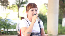  - 残疾独腿美女，街头拄着双拐，演唱一首经典闽南老歌。