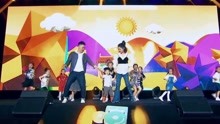  - 黄英一家演绎《功夫家庭》