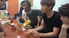 尹斗俊,BEAST,梁耀燮,龙俊亨,孙东云 - 2014年末颁奖典礼幕后花絮采访