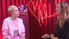 Miley Cyrus - Miley Cyrus代言MAC Viva唇膏采访视频