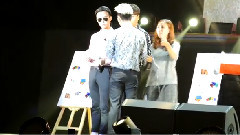 G-Dragon(BigBang),太阳(Bigbang),胜利(Bigbang) - GD开始玩便利贴游戏咯B