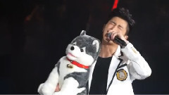 郑允浩,东方神起 - 允浩与小狗玩偶